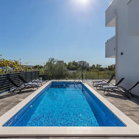 Villa Brand New And Unique Tomi